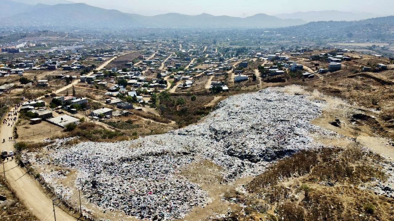 Tiradero a cielo abierto contamina el medio ambiente de diversas colonias de Atzompa; vecinos exigen su clausura Tiradero a cielo abierto contamina el medio ambiente de diversas colonias de Atzompa; vecinos exigen su clausura