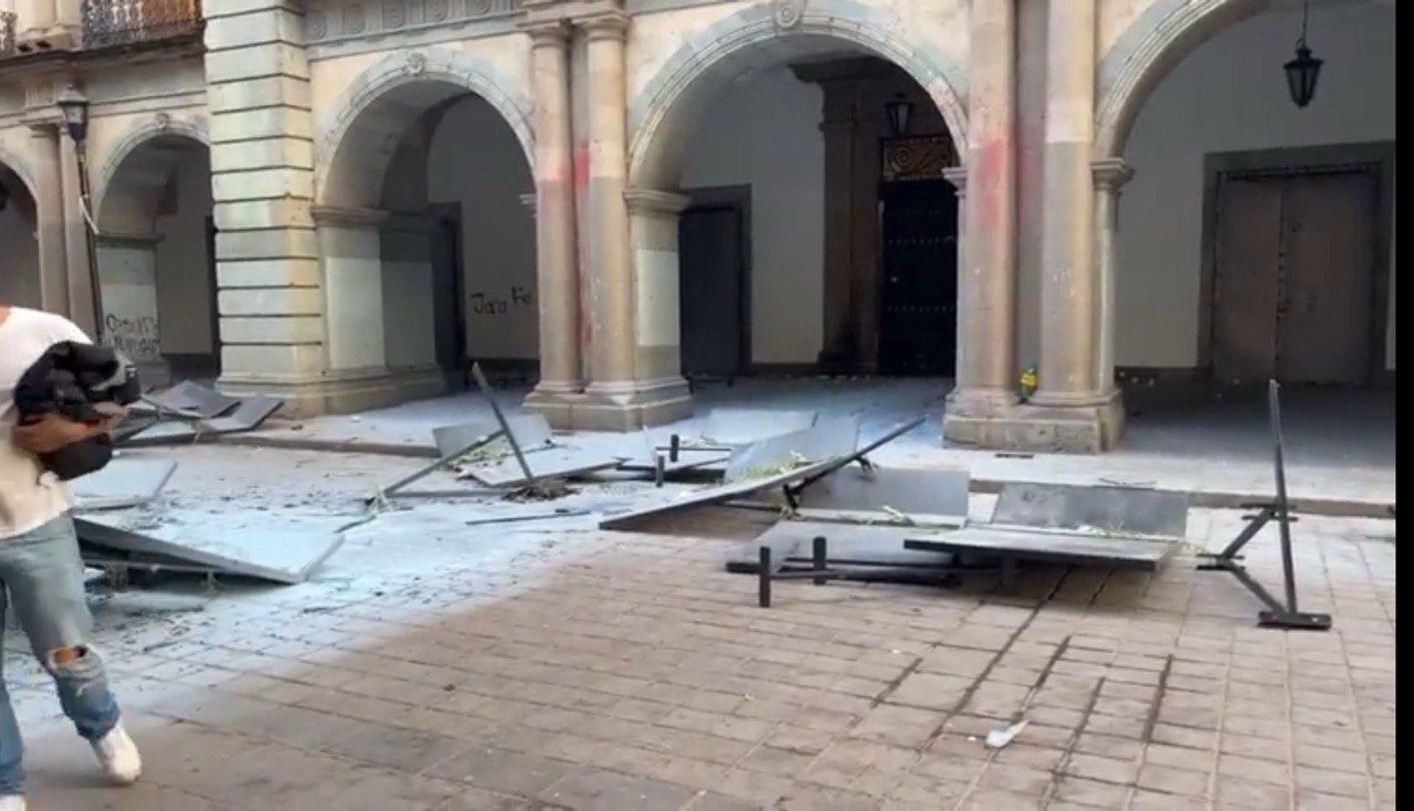 Gobierno de Salomón Jara usó gas lacrimógeno contra marcha del #8M cuando mujeres pretendieron hacer pintas al Palacio Gobierno de Salomón Jara usó gas lacrimógeno contra marcha del #8M cuando mujeres pretendieron hacer pintas al Palacio