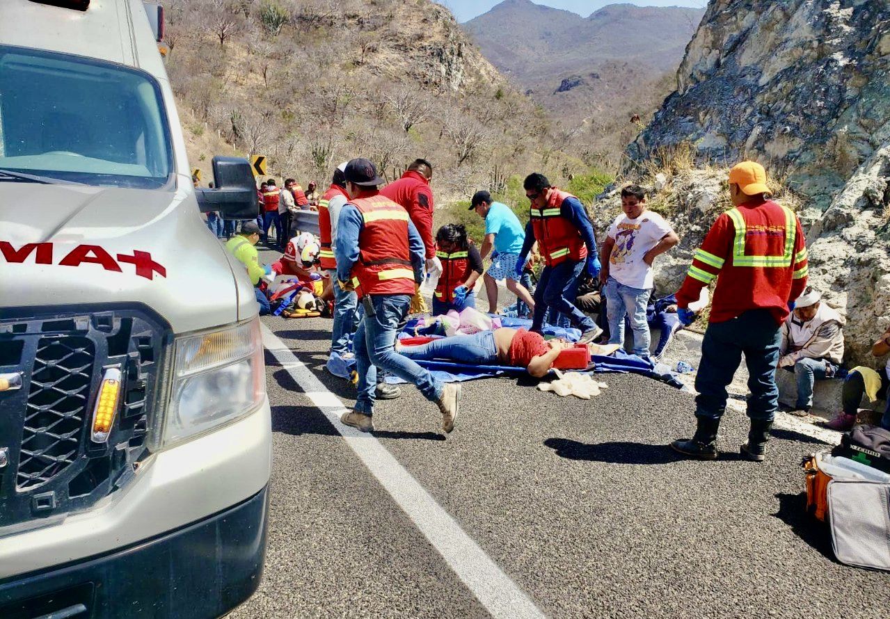 Tragedia: mueren 11 militantes de Morena y 35 más están heridos tras volcadura de autobús cuando retornaban a Oaxaca tras el “ClaudiaFest”