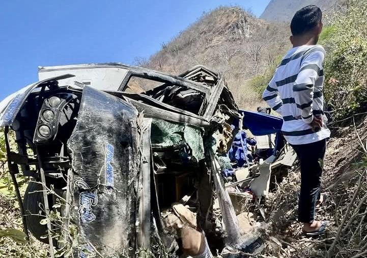 Sube a 18 el número de morenistas muertos en la volcadura de autobús en la supercarretera Mitla-Tehuantepec