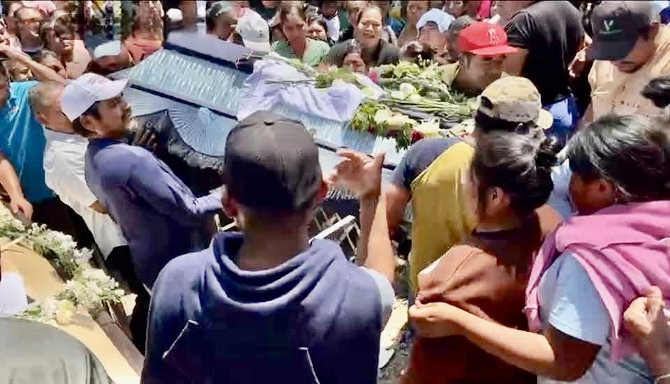 Juchitán entierra a sus muertos tras el accidente carretero que costó la vida a 18 morenistas tras el «ClaudiaFest»