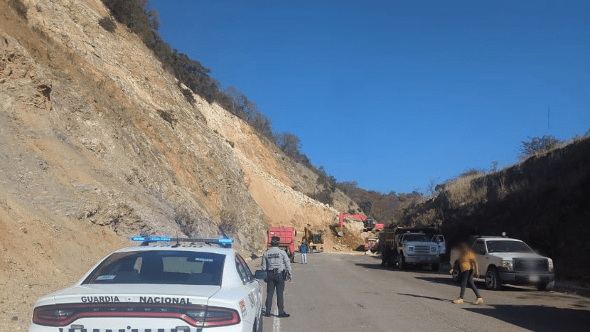 Supercarretera Oaxaca-Cuacnopalan continuará cerrada; Capufe sigue removiendo toneladas de roca y tierra que obstaculizan el tránsito Supercarretera Oaxaca-Cuacnopalan continuará cerrada; Capufe sigue removiendo toneladas de roca y tierra que obstaculizan el tránsito