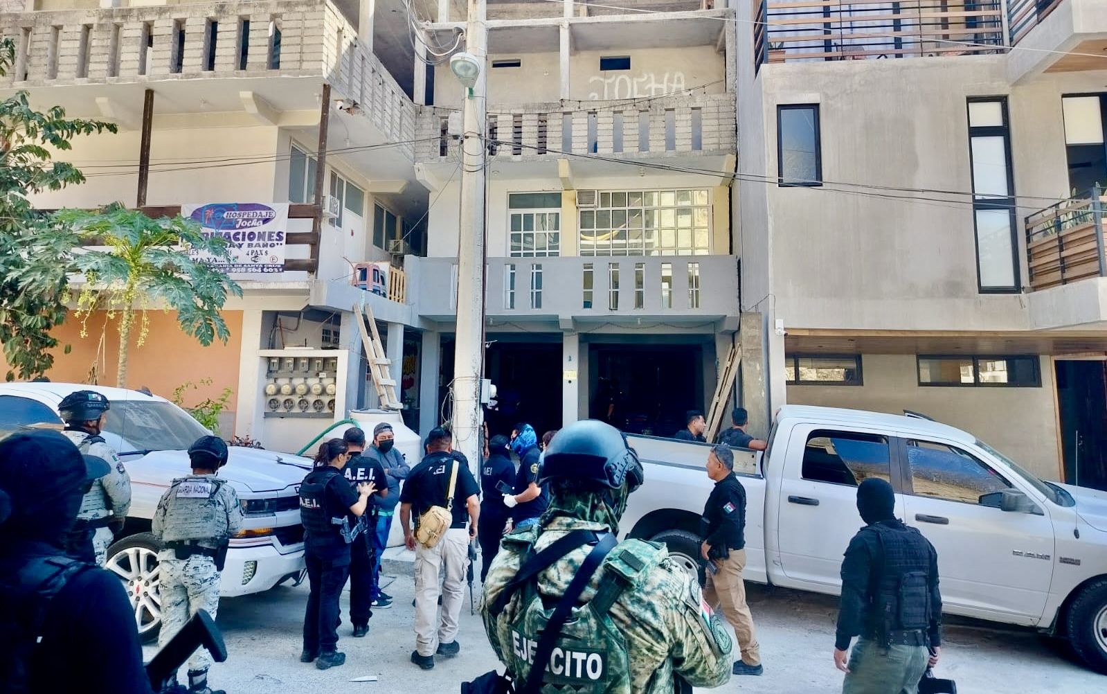 Fiscalía catea el “Hospedaje Jocha”, en Santa Cruz Huatulco; hallan pertenencias de tlaxcaltecas secuestrados y asesinados Fiscalía catea el “Hospedaje Jocha”, en Santa Cruz Huatulco; hallan pertenencias de tlaxcaltecas secuestrados y asesinados