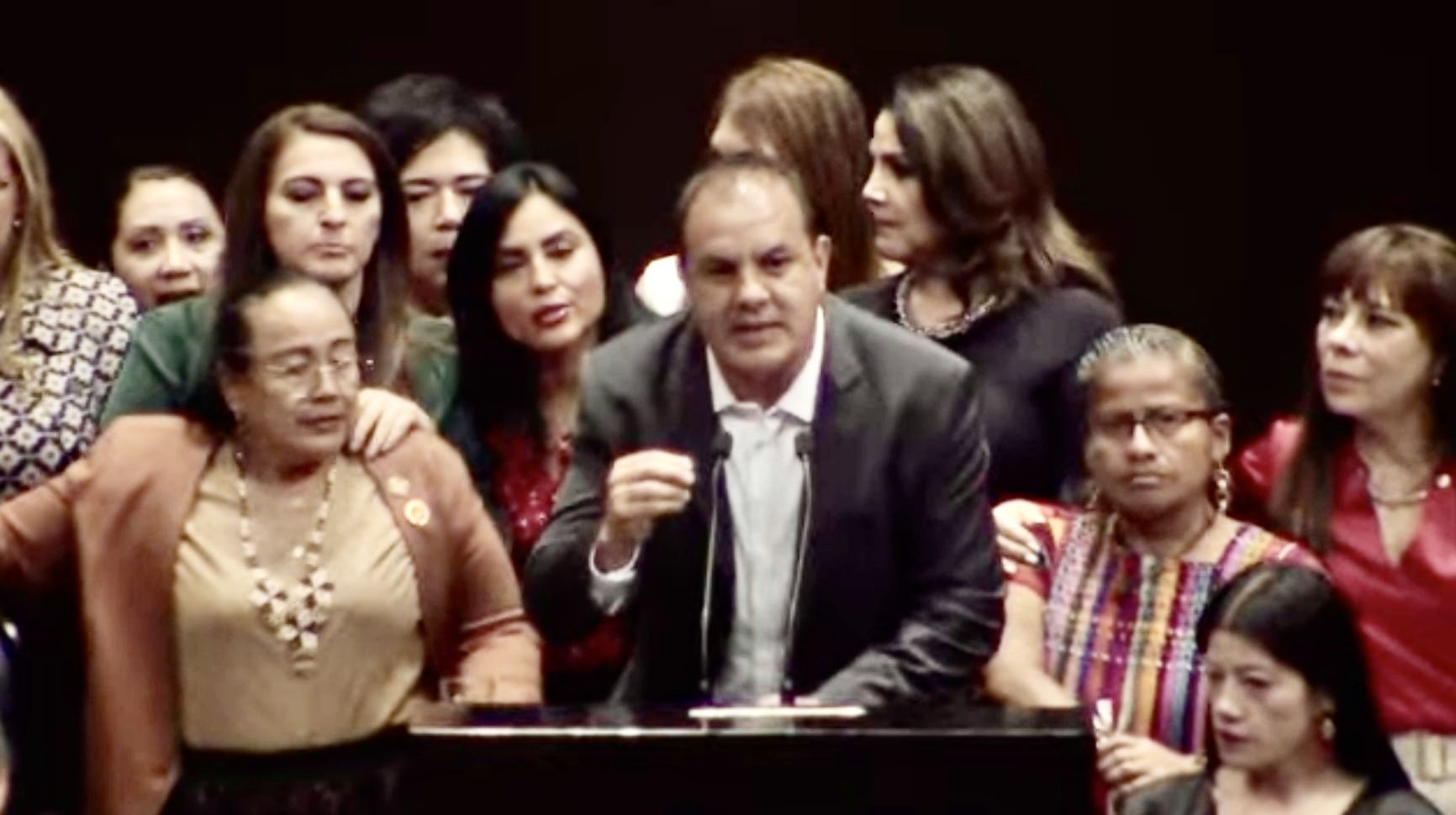 Vergonzoso respaldo de diputados federales oaxaqueños a Cuauhtémoc Blanco, acusado por su hermana de intento de violación Vergonzoso respaldo de diputados federales oaxaqueños a Cuauhtémoc Blanco, acusado por su hermana de intento de violación