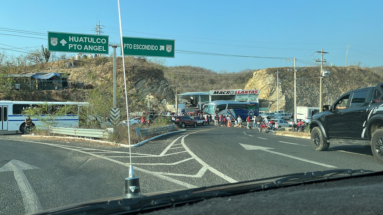 Cierran estudiantes del Tec de Pochutla la carretera Costera; Dirección Nacional de Tecnológicos no atiende sus demandas