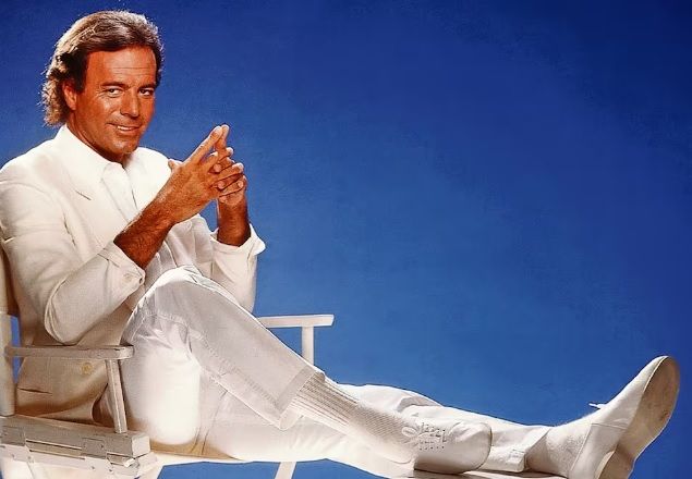 Nueva biografía de Julio Iglesias hecha por un genio letrado Nueva biografía de Julio Iglesias hecha por un genio letrado