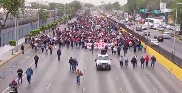 Integrantes de la CNTE bloquean accesos a la Terminal 1 y 2 del AICM; caos vial en Circuito Interior