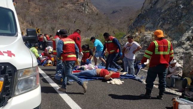 Sheinbaum lamenta muerte de 18 personas en accidente carretero en Oaxaca tras evento en Zócalo de CdMx; externa su solidaridad