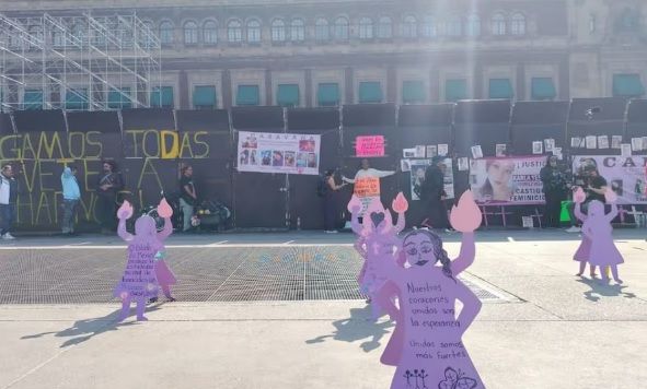 Entre vallas, familiares de mujeres víctimas de desaparición y feminicidio protestan en Palacio Nacional; hacen huelga de hambre Entre vallas, familiares de mujeres víctimas de desaparición y feminicidio protestan en Palacio Nacional; hacen huelga de hambre