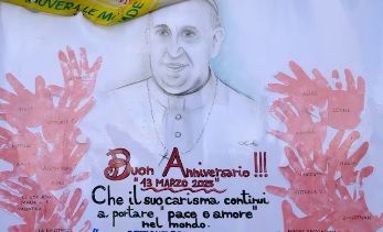 Papa Francisco celebra 12 años de papado con un pastel en el hospital; lleva casi un mes internado por problemas respiratorios