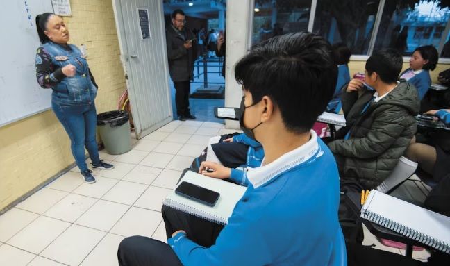 Apagan celulares en escuelas de Querétaro; ven mejor convivencia Apagan celulares en escuelas de Querétaro; ven mejor convivencia