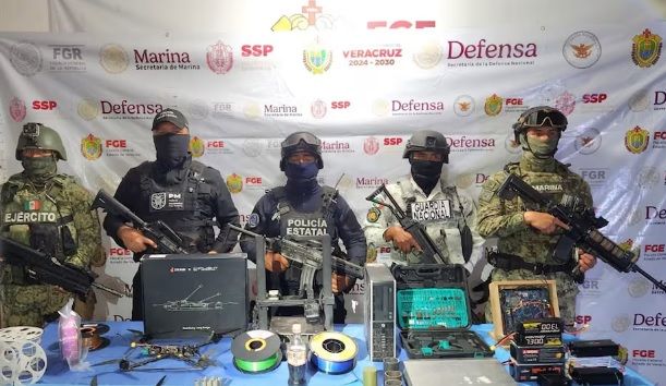 Desmantelan casa de seguridad vinculada con envío de paquetes explosivos en Veracruz; aseguran objetos y componentes Desmantelan casa de seguridad vinculada con envío de paquetes explosivos en Veracruz; aseguran objetos y componentes