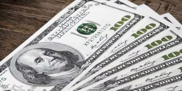 Dólar retrocede con 19.69 pesos al mayoreo; enfrenta posible despido del presidente de la Reserva Federal