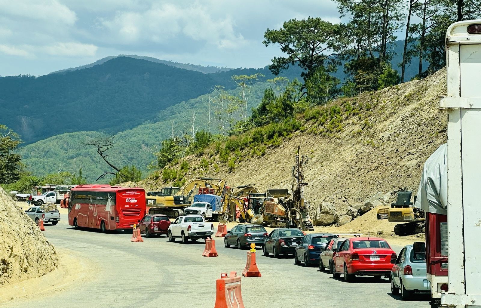 Transportistas toman caseta de la súper a la Costa; exigen a la SICT el “mismo trato” de la empresa ADO Transportistas toman caseta de la súper a la Costa; exigen a la SICT el “mismo trato” de la empresa ADO