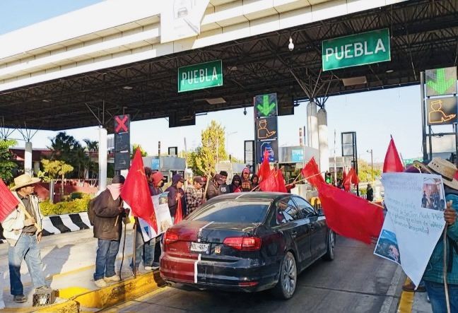 Manifestantes tomaron por unas horas la caseta de peaje en Huitzo, en Oaxaca y solicitaron cuota voluntaria