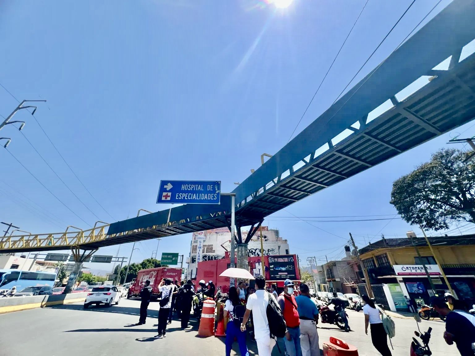 Ahora, autoridades “tapan” con láminas otro puente peatonal en Oaxaca capital, exponiendo a vecinos a asaltos a cualquier hora