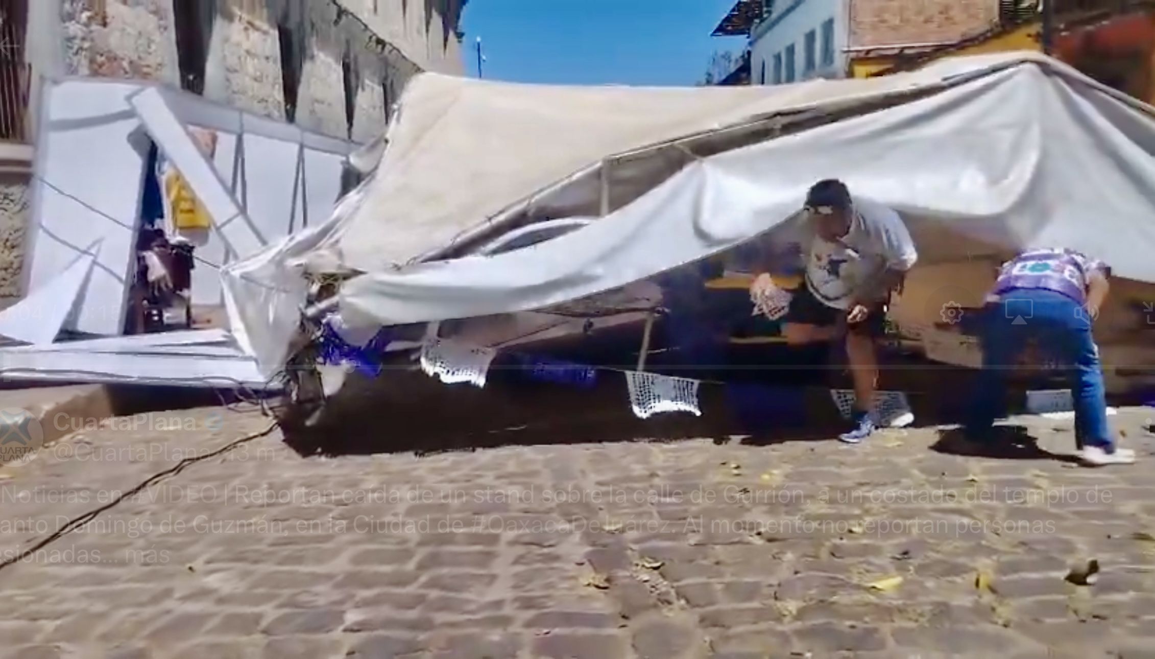 Viento derriba módulos: desorganización y negocios turbios de funcionarios del Ayuntamiento de Oaxaca capital exponen a comerciantes, peatones y escolares
