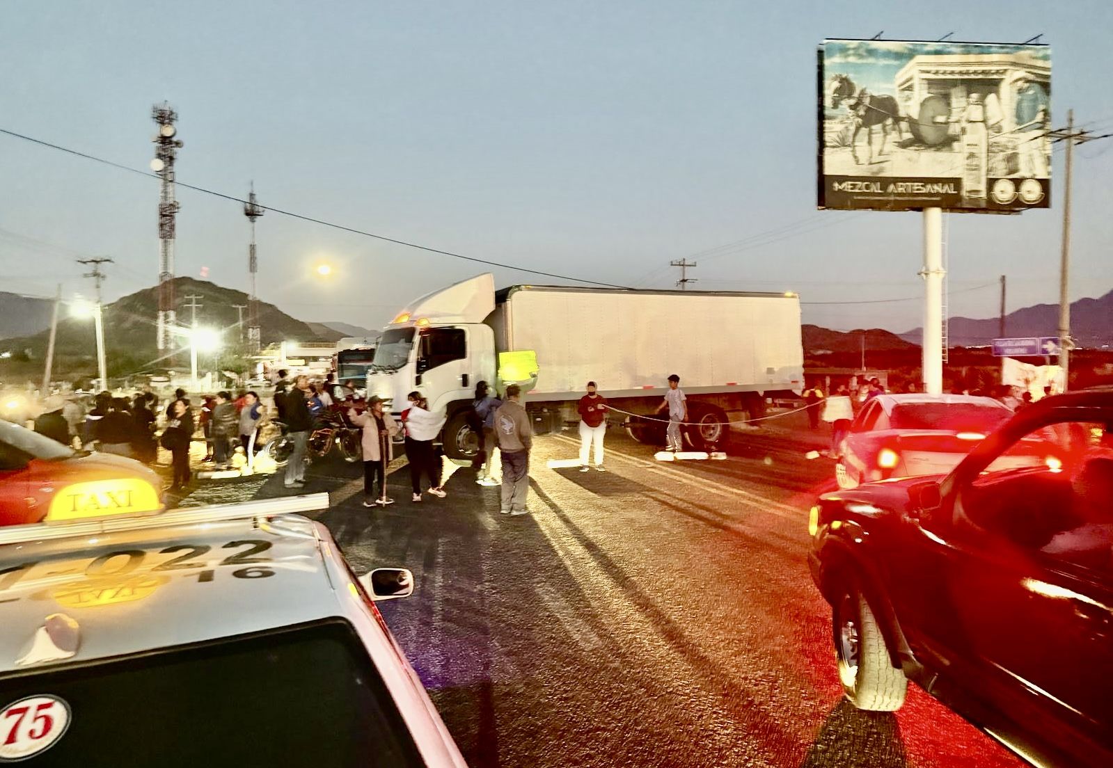 Comunidades del Valle de Oaxaca bloquean carretera y exigen apoyo aéreo ante incendios que devastan cientos de hectáreas de bosques Comunidades del Valle de Oaxaca bloquean carretera y exigen apoyo aéreo ante incendios que devastan cientos de hectáreas de bosques