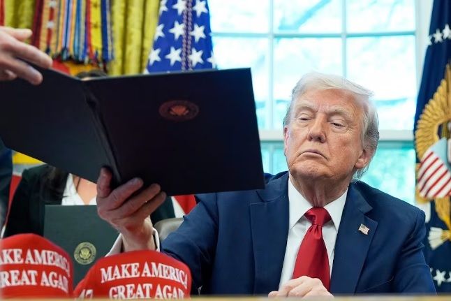«Estoy haciendo justo lo que prometí»: Trump sobre sus primeros 100 días de gobierno; dice que usa poderes del Ejecutivo «como debe ser»