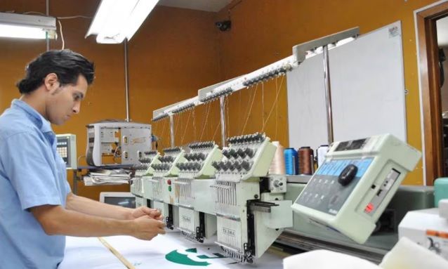 Repunta 2.6% la producción manufacturera en febrero; retrocede el empleo en esa industria