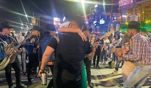 “Si no tocamos se nos van, y hasta se enojan”: crónica de narcocorridos en la Feria de San Marcos