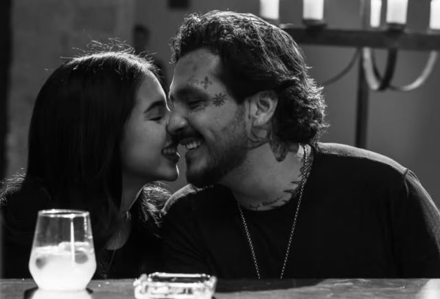 Christian Nodal evoca la historia de su amor por Ángela Aguilar con anillos usados en su nuevo video