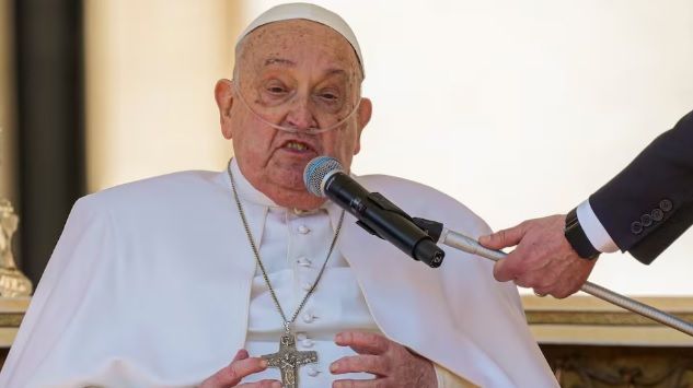 El papa Francisco hace otra aparición sorpresa; saluda a restauradores de tumbas papales en Basílica de San Pedro