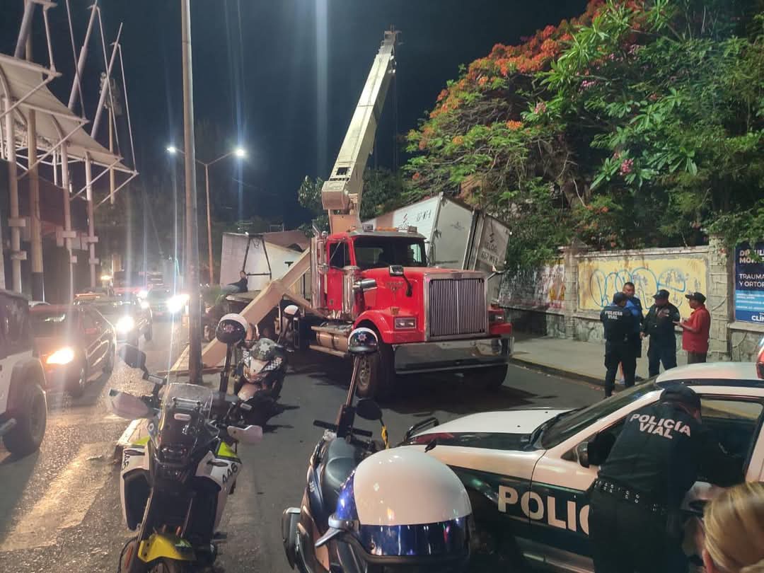 Tráiler semi volcado causa cierre vial por más de 15 horas en el bulevar Eduardo Vasconcelos, Oaxaca 