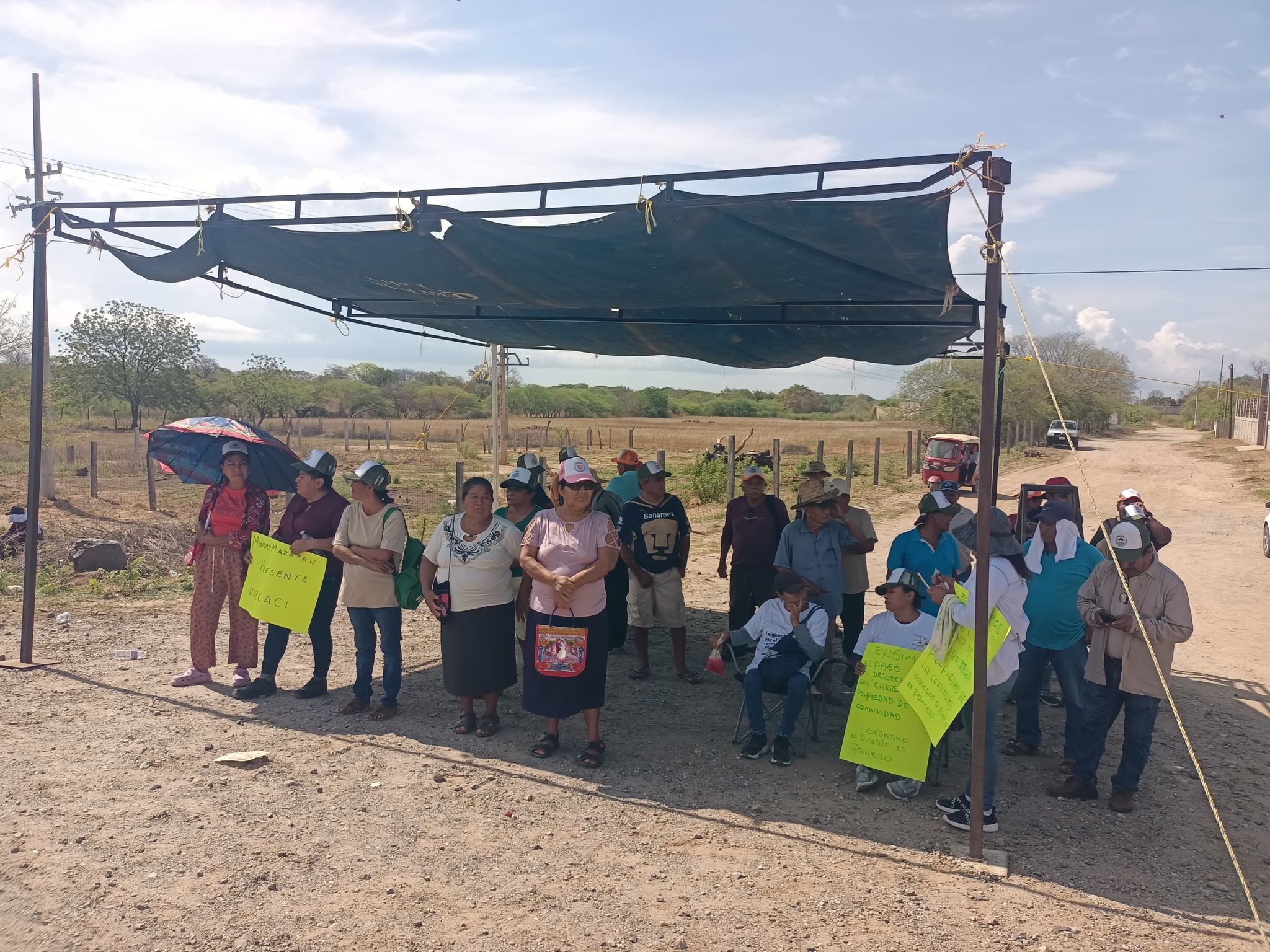 Ejidatarios bloquean la carretera federal 200; exigen indemnizaciones pendientes desde hace casi 50 años, Oaxaca