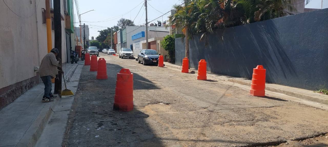 Vecinos denuncian a Universidad Ceseeo en Oaxaca por acaparar vía pública