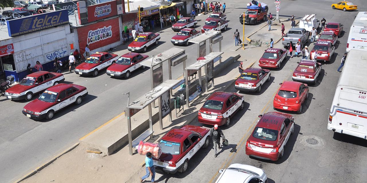 Detectan taxi con reporte de robo y documentación falsa en Oaxaca; conductor fue detenido 