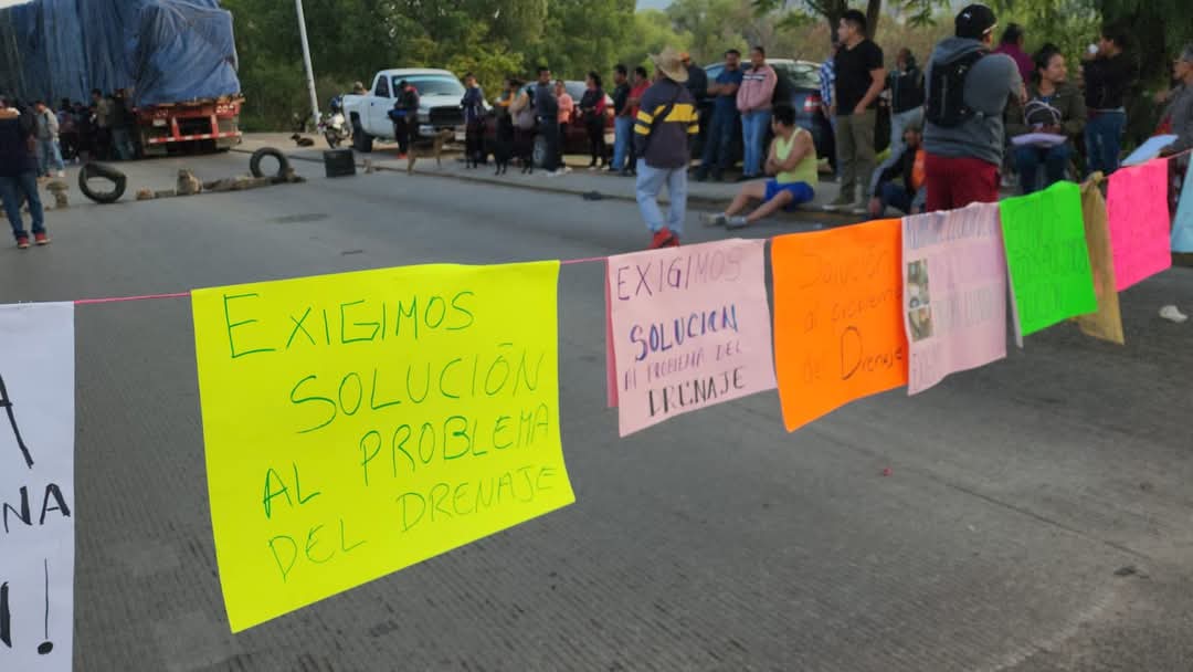 Vecinos de El Arenal bloquean avenida en Oaxaca por colapso de drenaje y negligencia de constructoras 