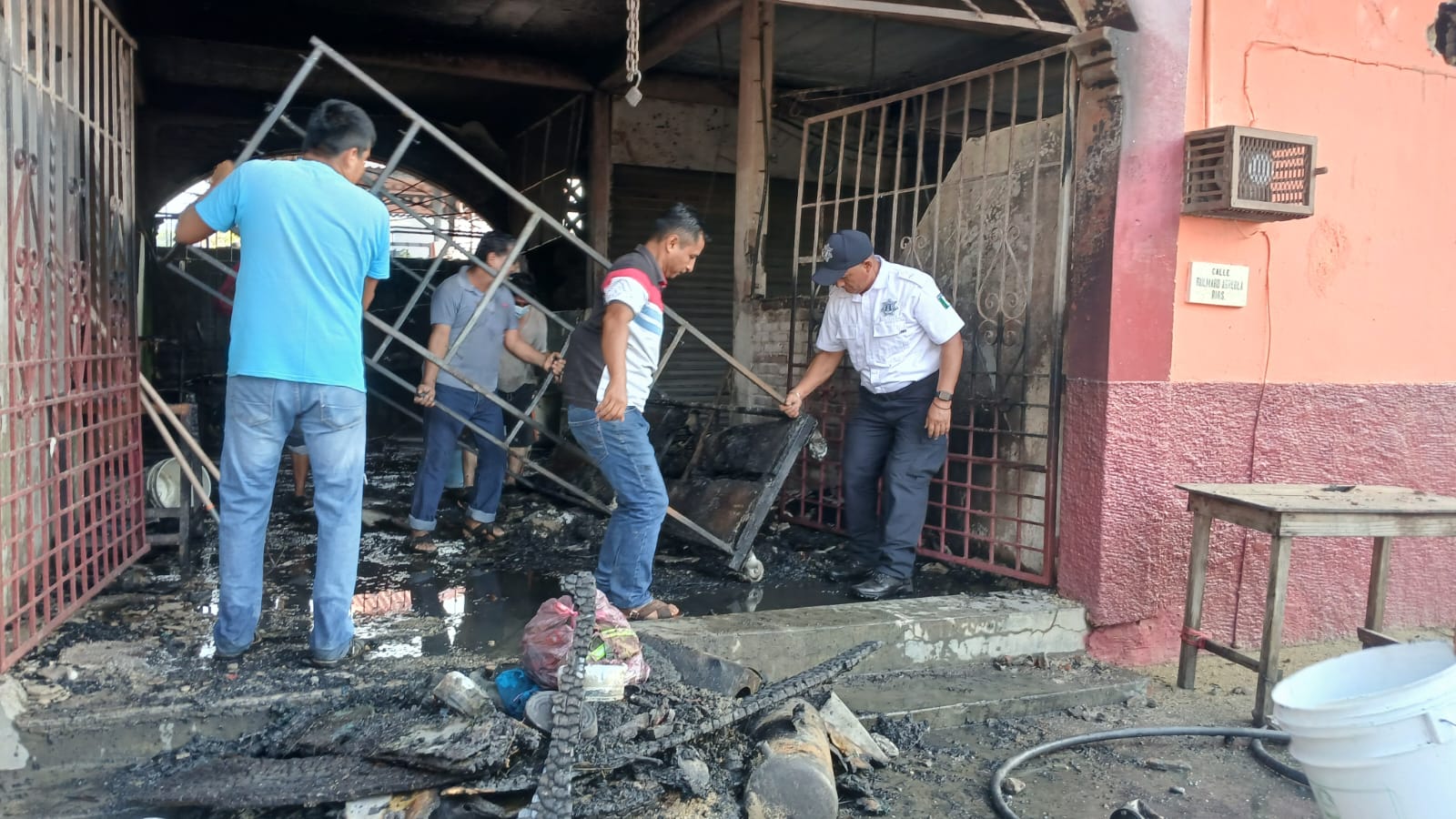 Incendio devasta el mercado antiguo de Santos Reyes Nopala; comunidad y autoridades logran contener las llamas​