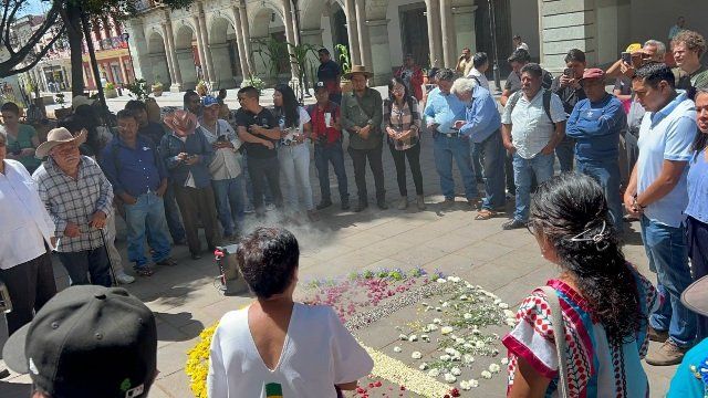 Maestros mezcaleros exigen al gobierno de Oaxaca protección a magueyes endémicos y a las tradiciones artesanales