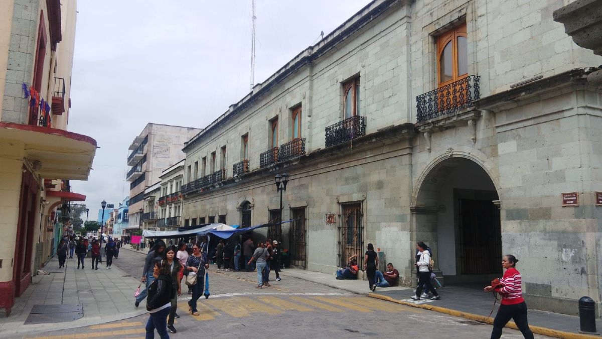 Exburócratas de Oaxaca Exigen Reinstalación y Revocación del Decreto 24 con Plantón en Palacio de Gobierno Exburócratas de Oaxaca Exigen Reinstalación y Revocación del Decreto 24 con Plantón en Palacio de Gobierno