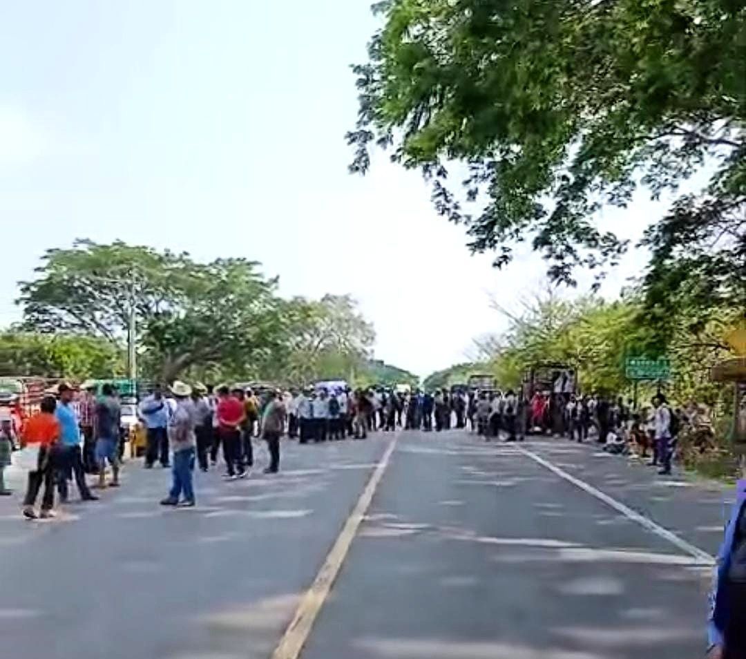 Comunidades mixes continúan con bloqueo en el Istmo, Oaxaca; exigen atención a demandas sociales Comunidades mixes continúan con bloqueo en el Istmo, Oaxaca; exigen atención a demandas sociales