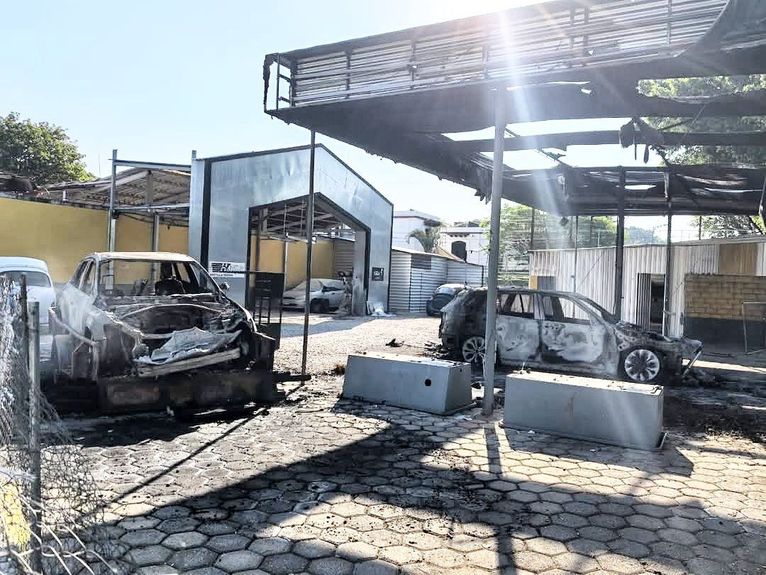 Incendian vehículos de lujo a metros del palacio municipal en Santa Lucía del Camino