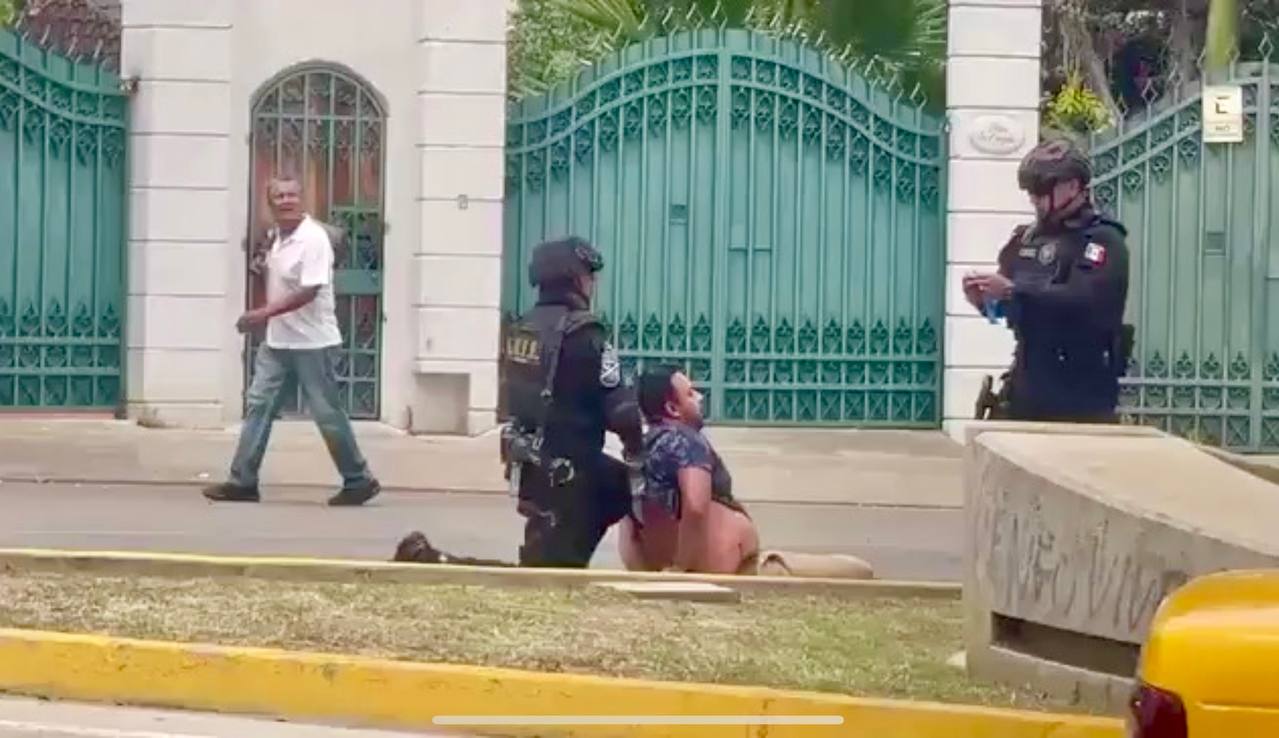 Asaltan a cuentahabiente en sucursal Banorte de Oaxaca; hay un detenido, un lesionado y balacera Asaltan a cuentahabiente en sucursal Banorte de Oaxaca; hay un detenido, un lesionado y balacera