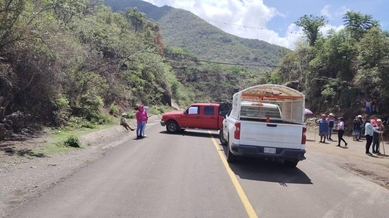 Bloqueo carretero en la Mixteca por falta de energía eléctrica, Oaxaca Bloqueo carretero en la Mixteca por falta de energía eléctrica, Oaxaca
