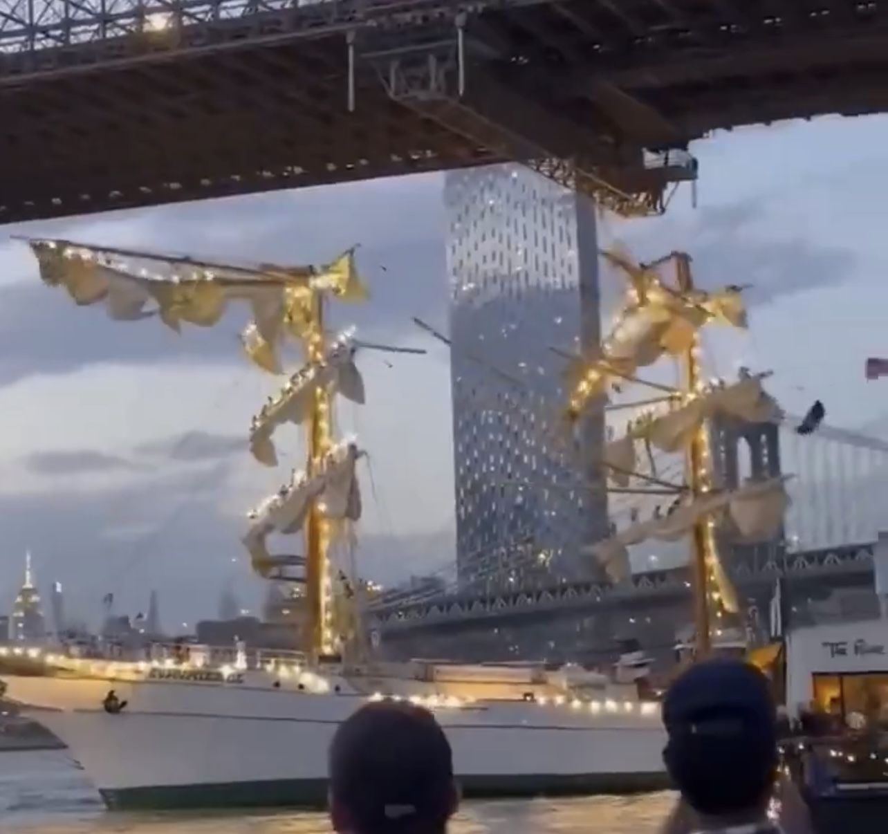 Tragedia en Nueva York: Buque Cuauhtémoc choca con puente Brooklyn; reportan dos muertos y 35 heridos