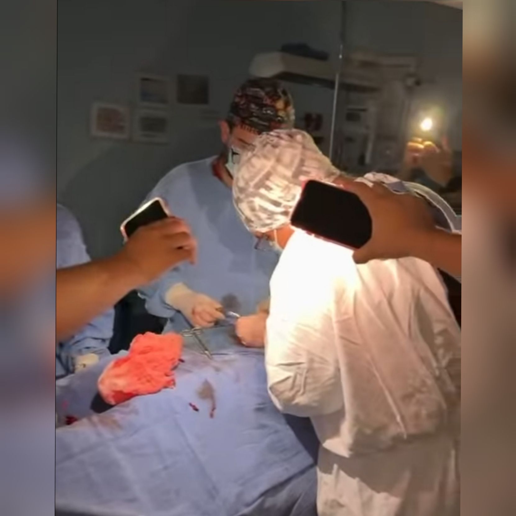 Colapsa sistema eléctrico en quirófano del Hospital Civil de Oaxaca; operan con luz de celulares Colapsa sistema eléctrico en quirófano del Hospital Civil de Oaxaca; operan con luz de celulares