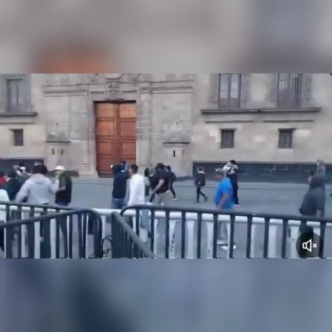 Maestros de la CNTE bloquean accesos a Palacio Nacional; quieren interrumpir la conferencia matutina de Sheinbaum Maestros de la CNTE bloquean accesos a Palacio Nacional; quieren interrumpir la conferencia matutina de Sheinbaum