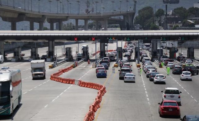 Integrantes de la CNTE se concentran en la caseta México-Cuernavaca; dan paso libre a conductores