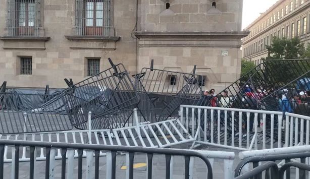 Maestros de la CNTE bloquean accesos al Palacio Nacional; impiden el paso a trabajadores y reporteros Maestros de la CNTE bloquean accesos al Palacio Nacional; impiden el paso a trabajadores y reporteros