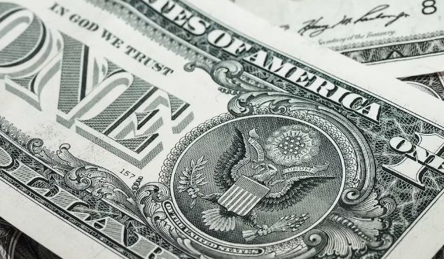 Dólar abre estable en 19.49 al mayoreo; el peso es afectado por el recorte de tasa de interés de Banxico
