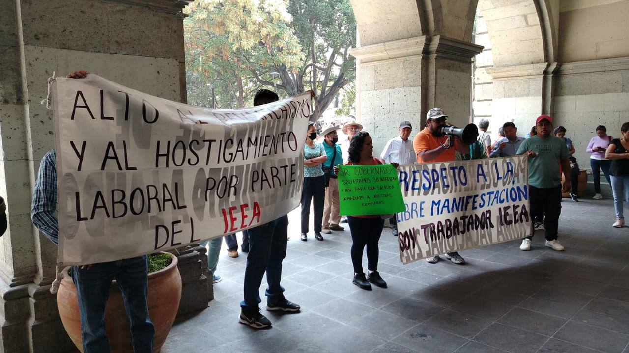 Trabajadores del IEEA exigen pago de prestaciones pendientes y respeto a sus derechos laborales en Oaxaca