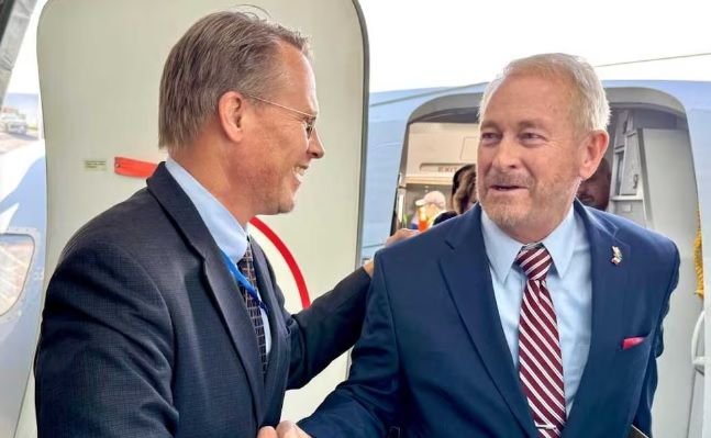 Llega a México nuevo embajador de EU, Ronald Johnson; Sheinbaum lo recibe el próximo lunes