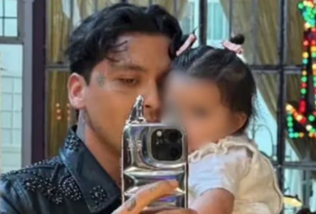 Captan a Christian Nodal con su hija Inti; ni Ángela ni Cazzu lo acompañan