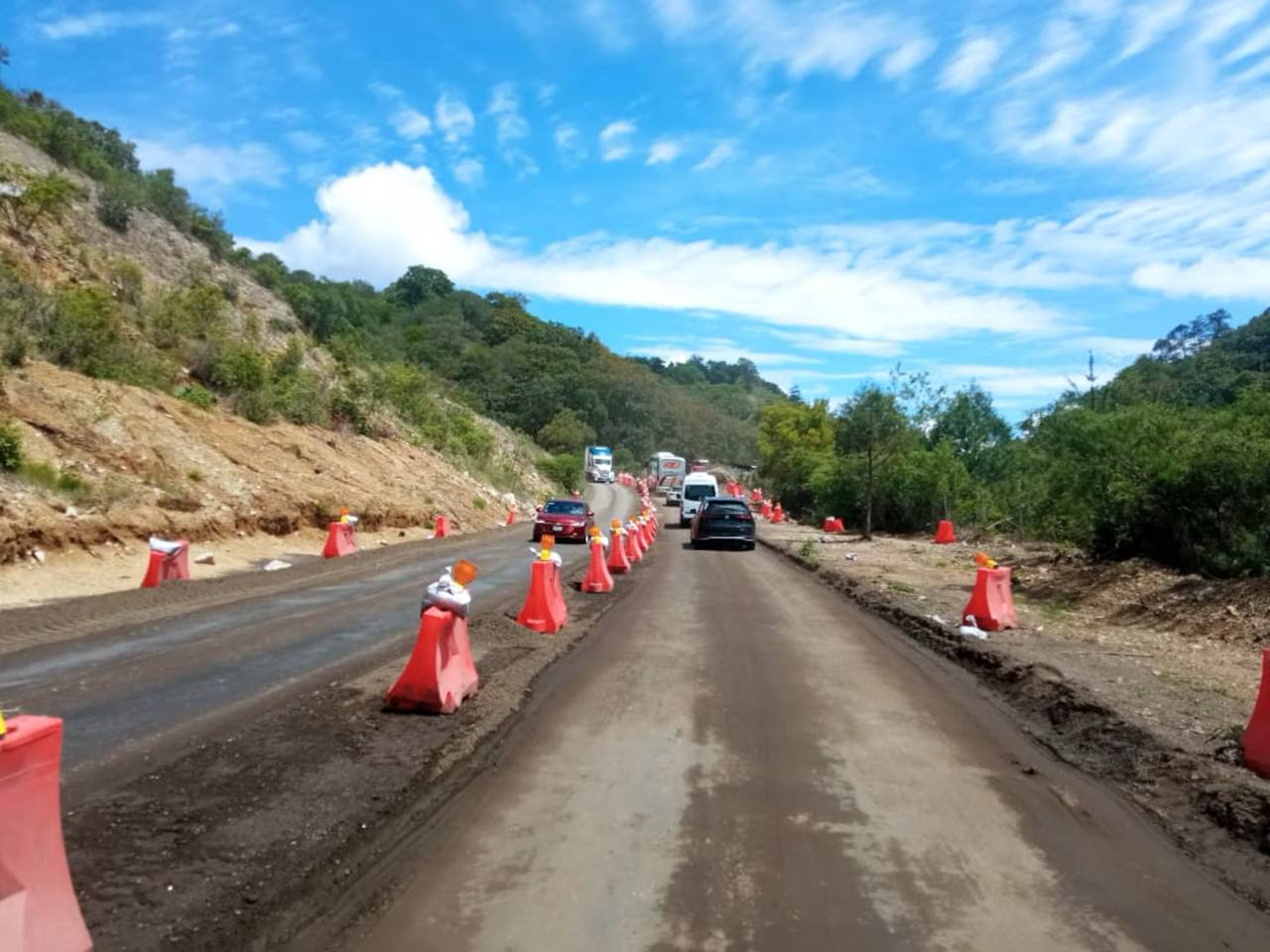 La SICT reabre totalmente la supercarretera Oaxaca-Cuacnopalan tras más de 70 días de cierre, tras derrumbe de cerro La SICT reabre totalmente la supercarretera Oaxaca-Cuacnopalan tras más de 70 días de cierre, tras derrumbe de cerro