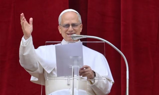 Vaticano difunde la foto oficial del papa León XIV; lleva su firma en latín y la cruz relicario
